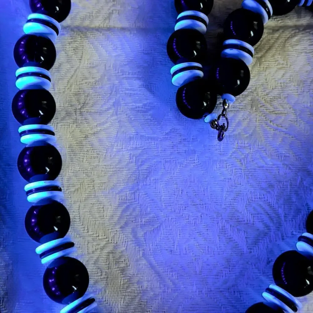 Glows Under Blacklight Vintage 25” Lucite White & Blue Bead Necklace 1980’s